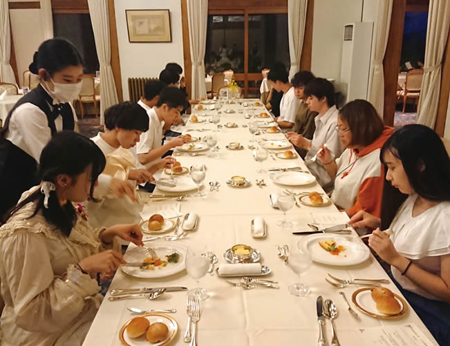 学生が食事の文化を学ぶ写真