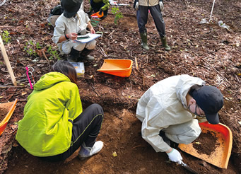 発掘された文化遺産を調べて学習している様子