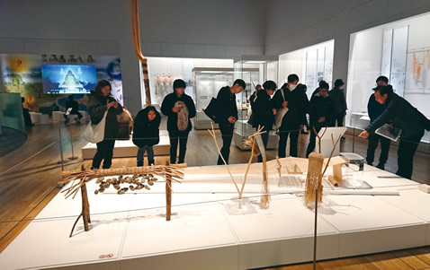 白老町でのウポポイでの展示見学の様子