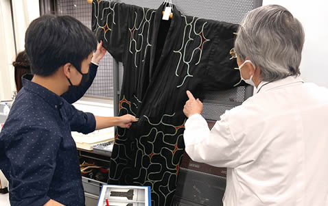 アイヌ衣服の点検をしている様子