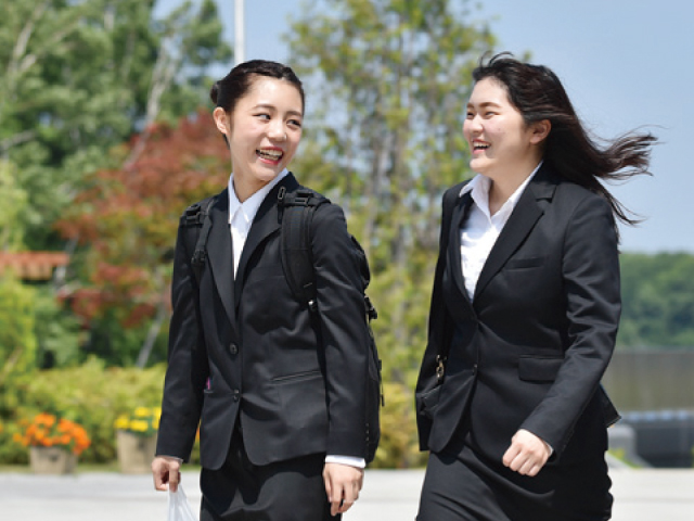 笑顔で会話する就職活動をしている学生イメージ写真