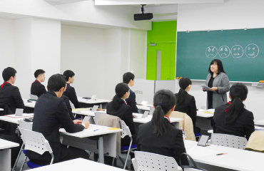 面接が不安な学生をあつめ練習している写真