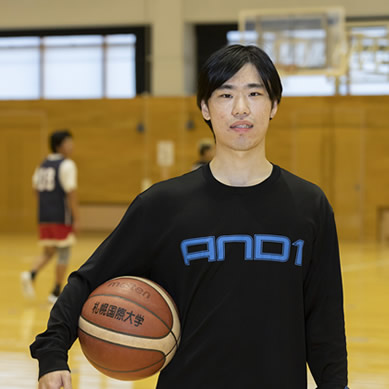 札幌国際大学男子バスケットボール部の部員インタビュー写真