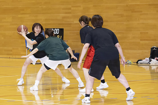 札幌国際大学女子バスケットボール部の活動紹介写真