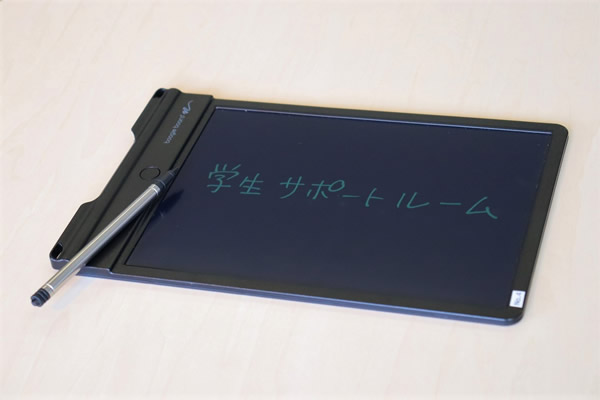 指先でも書けて、コミュニケーションツールとしても利用されている電子メモパッドの貸し出しを行っています。