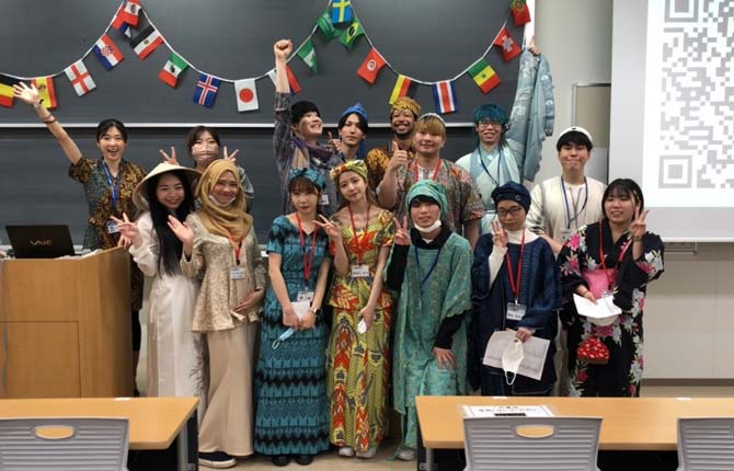 学生たちと世界の民族衣装で異文化理解イメージ