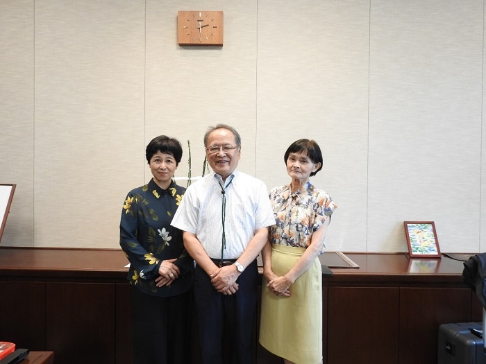 左から青木紀久代先生、平野良明短期大学部学長、佐々木淑子先生