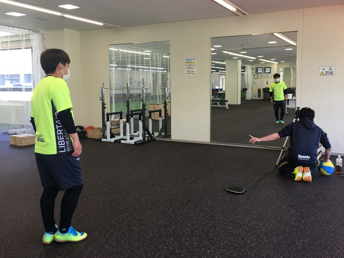 「スポーツ・健康ビジネス特講」で卒業生が講演【スポーツビジネス学科】