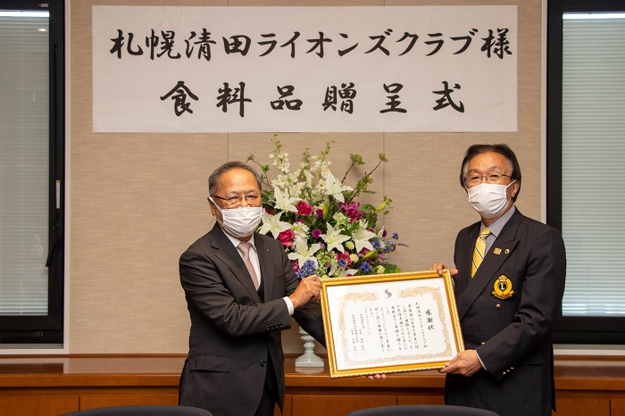 感謝状を渡す平野短大学長（写真左）