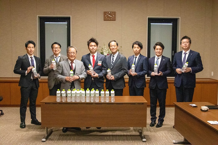 札幌青年会議所様より本年度事業の成果報告と「いろはす」の贈呈