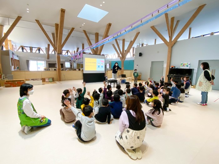 付属認定こども園において、キャリア教育の出前授業(保育)開催