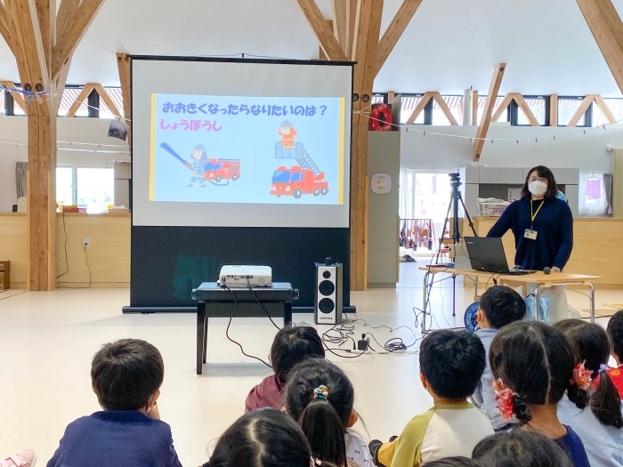 付属認定こども園において、キャリア教育の出前授業(保育)開催