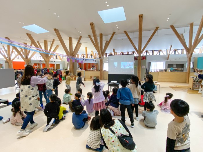 付属認定こども園において、キャリア教育の出前授業(保育)開催