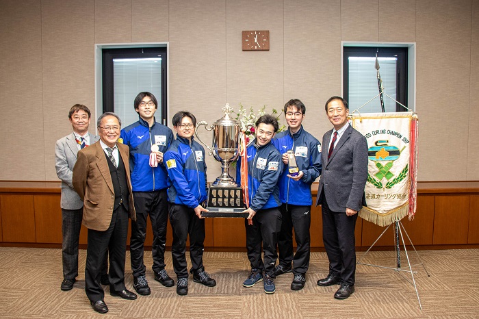 氷上部・カーリングチーム学長へ優勝報告