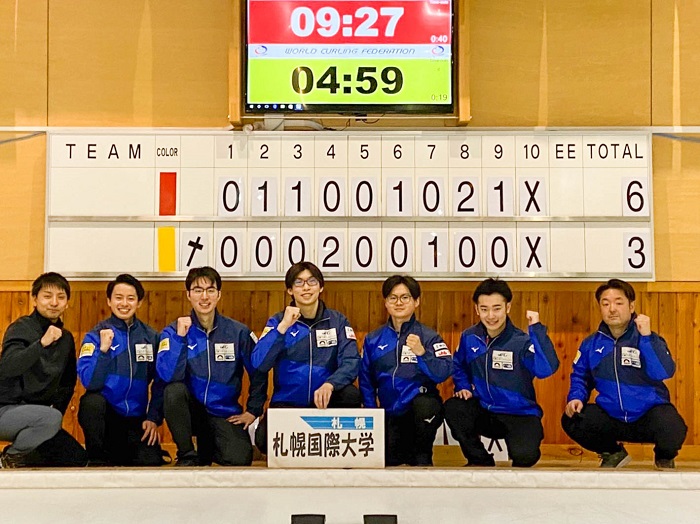 氷上部・カーリングチーム学長へ優勝報告
