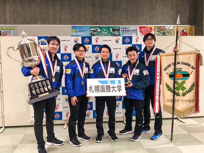 氷上部・カーリングチーム学長へ優勝報告