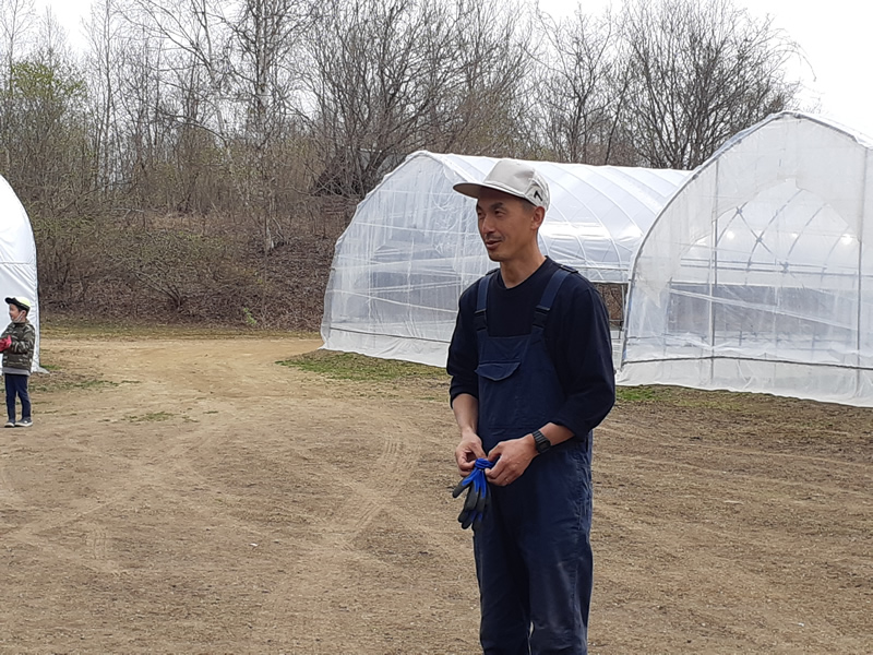 【子ども心理専攻】ボランティア活動～「三日月農園」農作物の植え付け作業