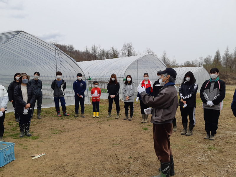 【子ども心理専攻】ボランティア活動～「三日月農園」農作物の植え付け作業