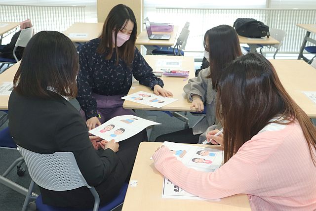 実際の企業研修のように、グループワークも行っています。