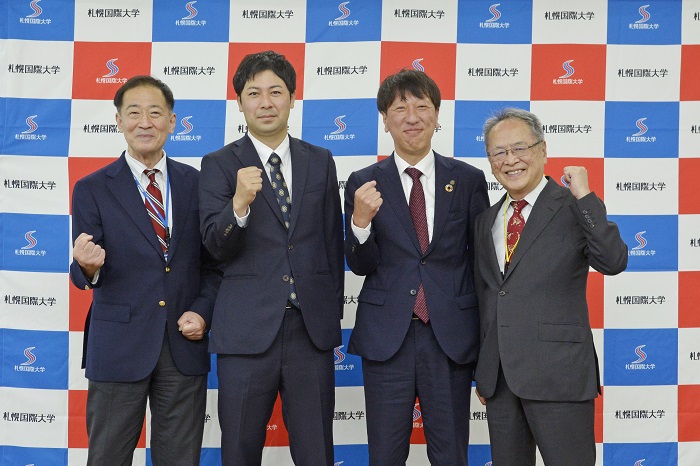 左から蔵満大学長、女子サッカー部田部井監督、コンサドーレ北海道スポーツクラブ代表理事岩崎亮輔様、平野短大学長