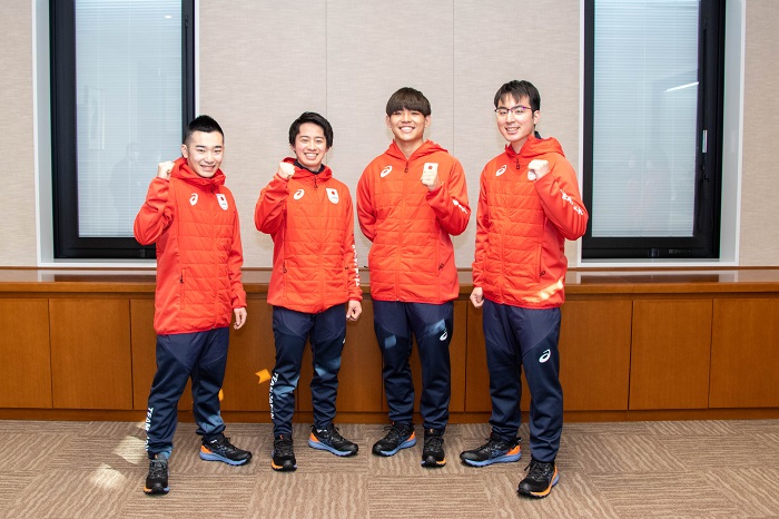 男子カーリング左から佐々木、新野、佐藤、青木