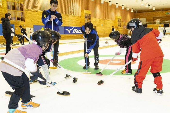 炎天下を吹き飛ばせ！SIUスポーツクラブキッズカーリング教室