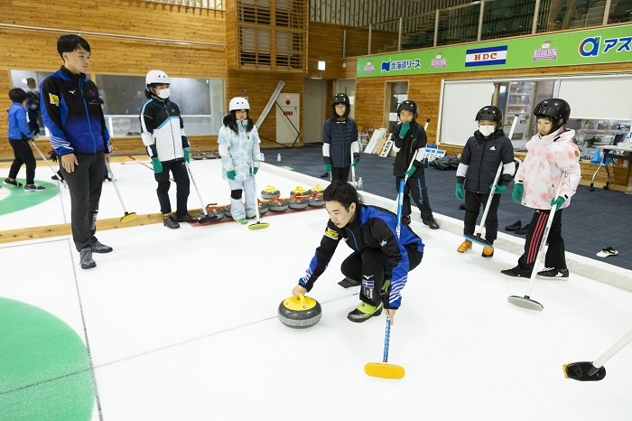 炎天下を吹き飛ばせ！SIUスポーツクラブキッズカーリング教室