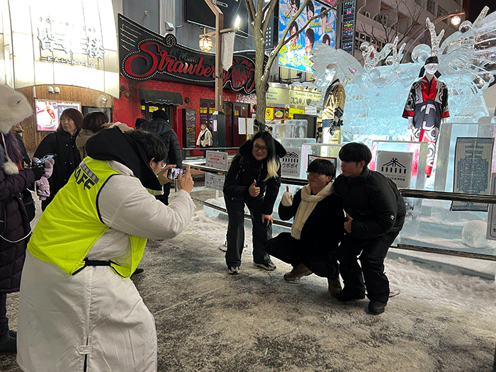 【観光学部】すすきのアイスワールド写真撮影ボランティア