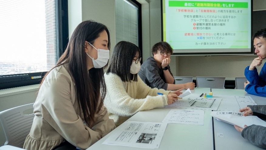 次々と発生する問題に頭を抱え考え込む