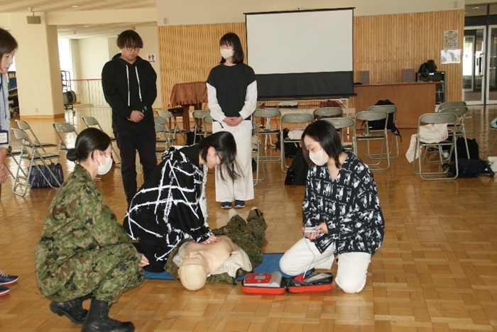 心肺蘇生を試みる学生