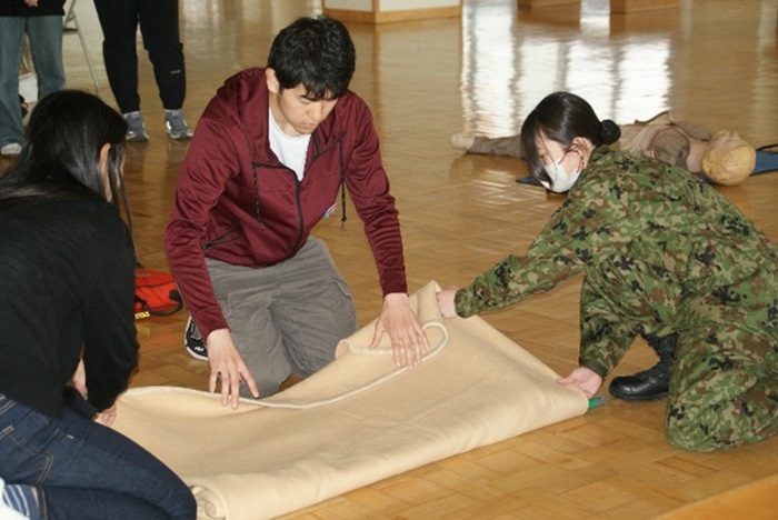 毛布を使った、作った担架での救急搬送体験