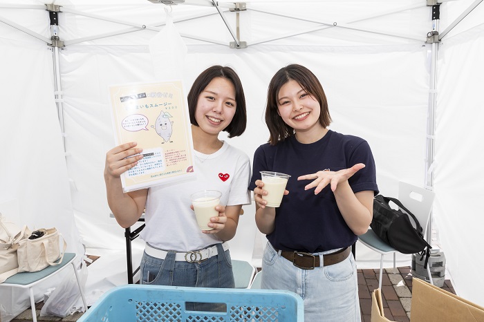 スムージーを販売する新谷ゼミ生
