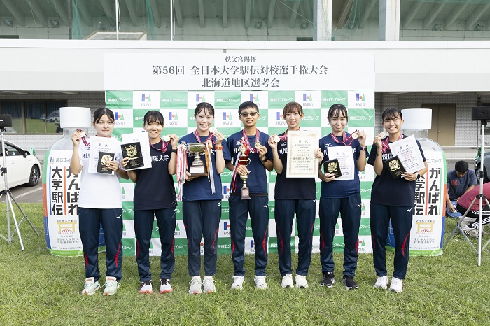 創部以来8連覇達成し、喜ぶ選手たち