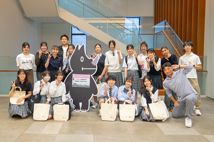 神田女学園1・2年生が大学見学！異文化交流で学び広がる！