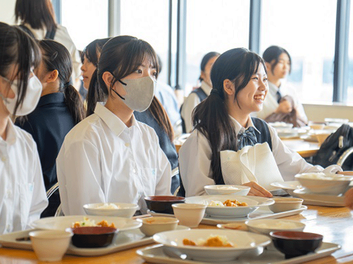 神田女学園1・2年生が大学見学！異文化交流で学び広がる！
