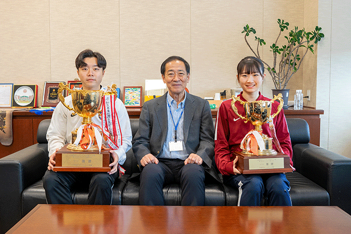 優勝を学長へ報告