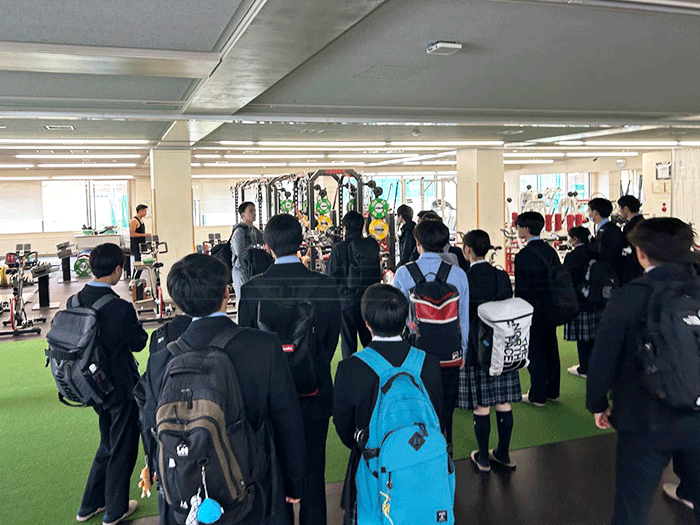 トレーニングルームを見学する生徒たち