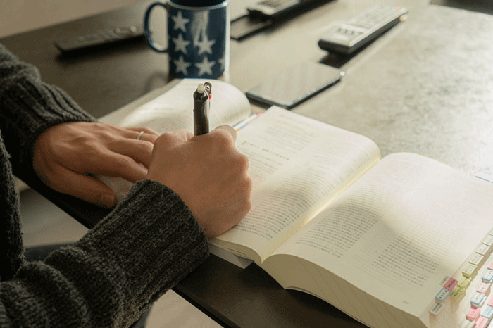 資格取得に向けて勉強する人