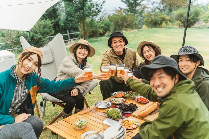 キャンプをする人たち　乾杯