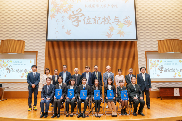 札幌国際大学　春学期学位記授与式　集合写真　大学院修了式