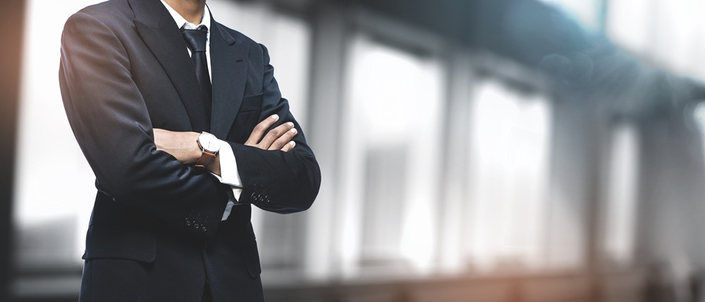 腕を組む男性　スーツ