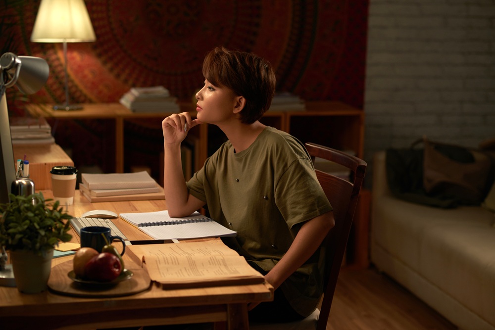 夜に勉強している女子学生