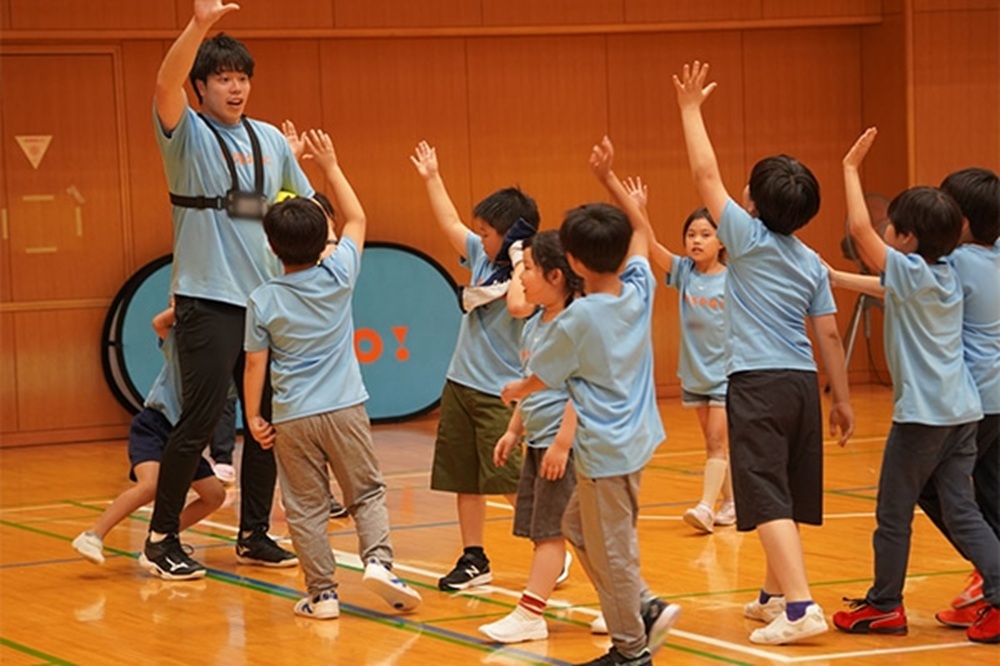 日本の子どもたちがスポーツ教室で運動している様子