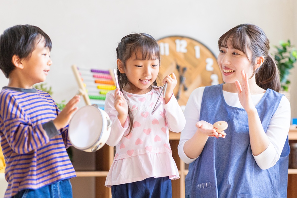子どもたちと楽器を鳴らしている様子