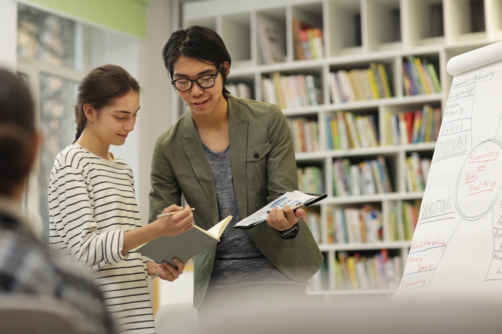 仕事の話をする同僚