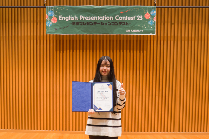 英語プレゼンテーションコンテストで最優秀賞を受賞した際のSさん
