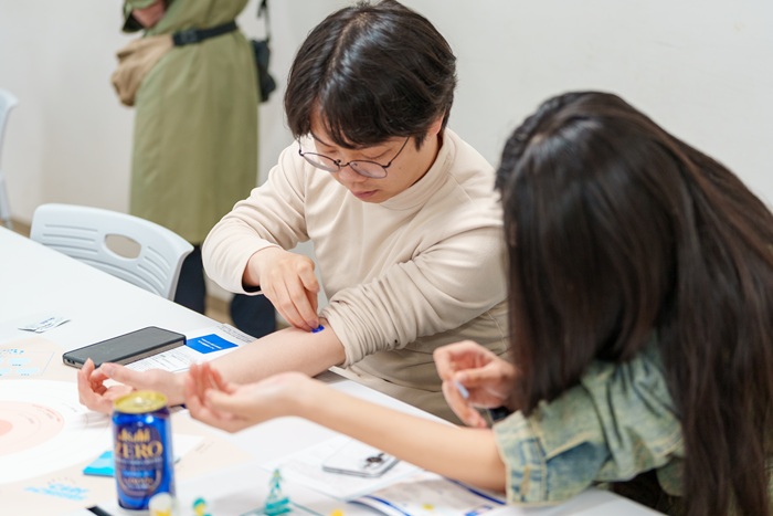 アルコールのパッチテストを実施する学生　札幌国際大学