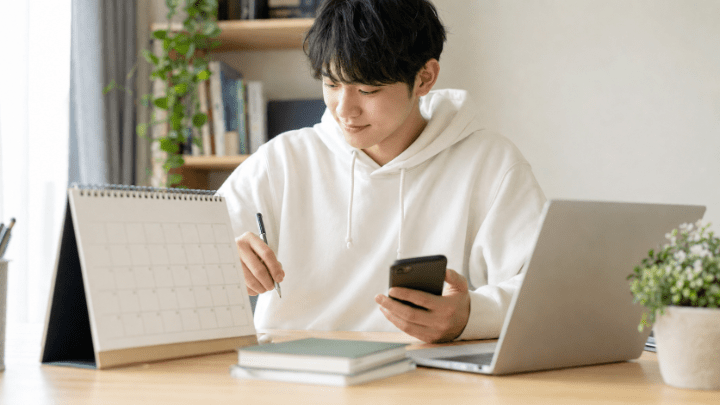 次回のオープンキャンパス日程を確認する高校生