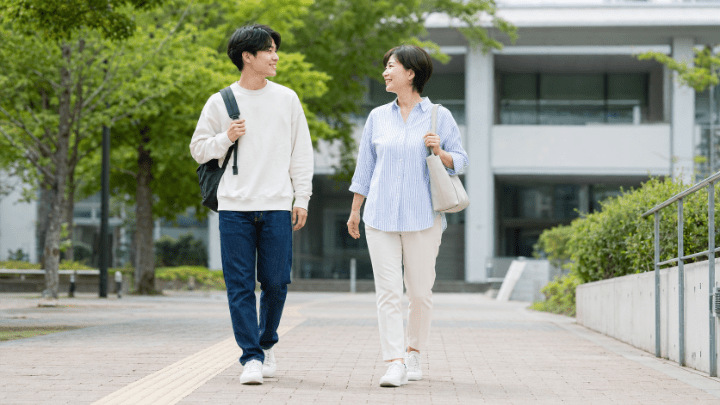 オープンキャンパスに参加する親子の服装例