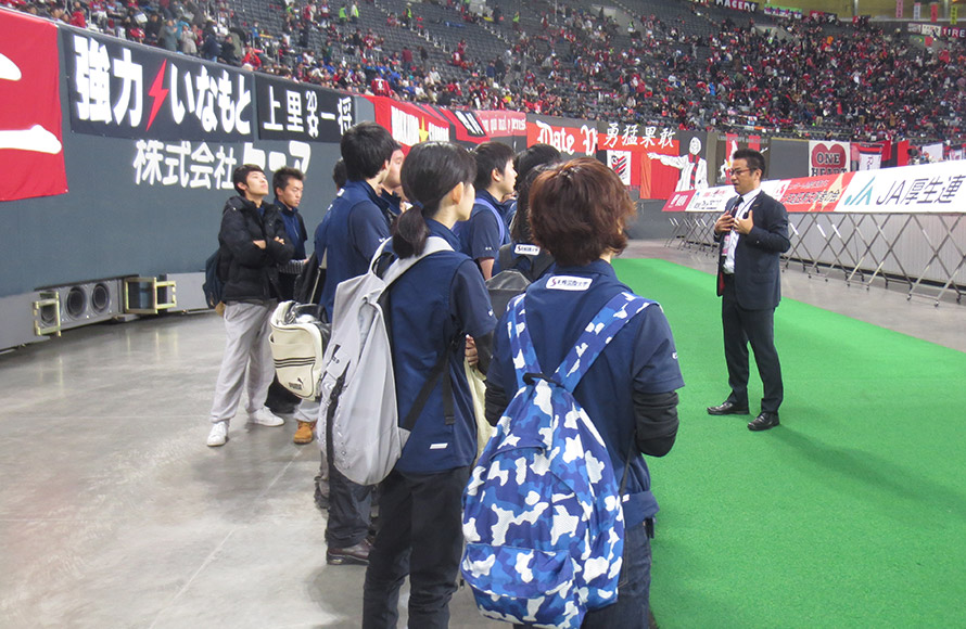 フィールドワーク（札幌ドーム内施設見学）写真1